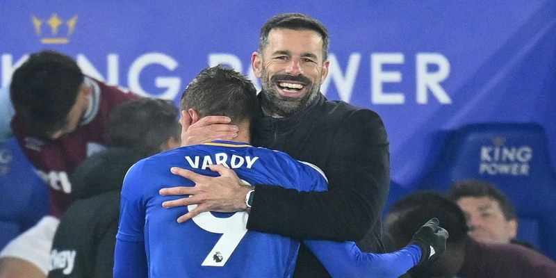 Ruud van Nistelrooy tươi rói dù khiến Leicester City rớt hạng sau trận đấu định mệnh 3 Van Nistelrooy nói gì sau trận? Nụ cười của niềm tin và chiến lược